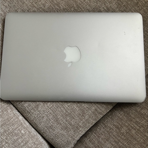 Apple MacBook in Sleek Silver - Picture 1 of 3